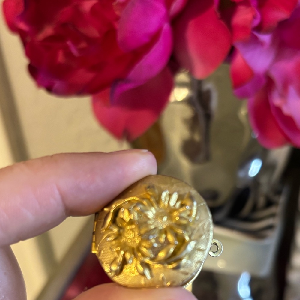 Y2K Vintage Gold Plated Sunflower Locket Necklace | Floral Jewelry Keepsake - Picture 5 of 9